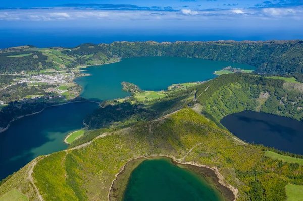 Вид с высоты птичьего полета на озеро Азул на острове Сан-Миге — стоковое фото
