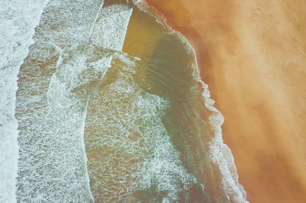Flygvy till havs vågor. Gul sand strand. Blått vatten bakgrunds — Stockfoto