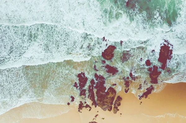 Okyanus dalgalarına hava görünümü. Sarı kumlu plaj. Mavi su arka plan müziği