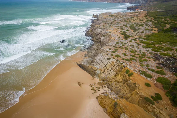 Вид с воздуха на знаменитый пляж Гинчо в Кашкайше, недалеко от Лиссабона, порт — стоковое фото