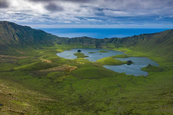 Veduta aerea del cratere vulcanico (Caldeirao) con un bellissimo lago — Foto Stock