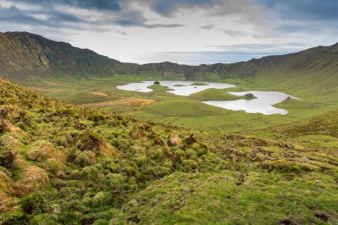 Volkanik krateri (Caldeirao) tepesinde güzel bir göl ile 