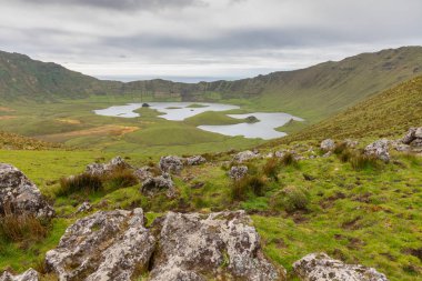 Volkanik krateri (Caldeirao) tepesinde güzel bir göl ile 