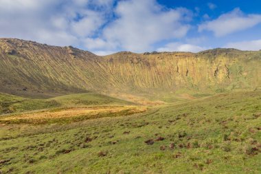 Volkanik krateri (Caldeirao) tepesinde güzel bir göl ile 