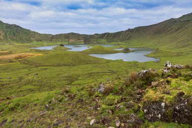 Volkanik krateri (Caldeirao) tepesinde güzel bir göl ile 