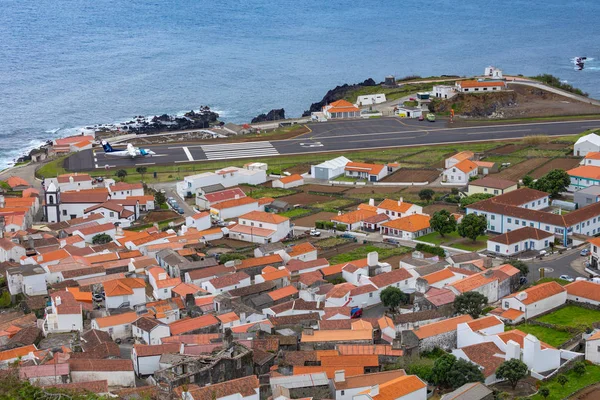 Vila do corvo Dorf und Landebahn, Insel Corvo, die Azoren, Po — Stockfoto