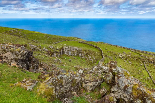 Colline des champs agricoles dans l'île de Corvo aux Açores, Portugal . — Photo