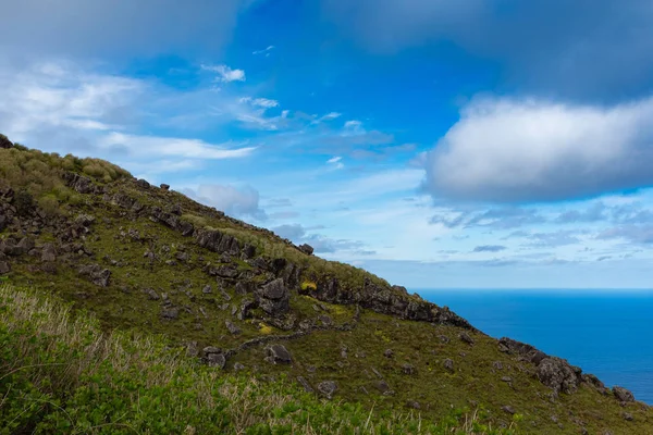 Colina de campos agrícolas na ilha do Corvo nos Açores, Portugal . — Fotografia de Stock