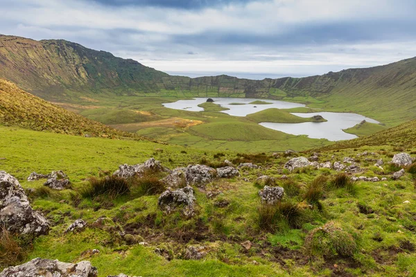 Cráter volcánico (Caldeirao) con un hermoso lago en la cima de —  Fotos de Stock