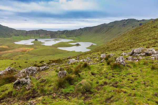 Cráter volcánico (Caldeirao) con un hermoso lago en la cima de —  Fotos de Stock