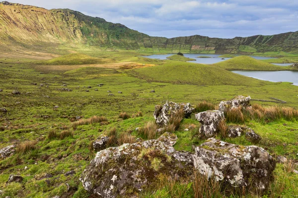 Cráter volcánico (Caldeirao) con un hermoso lago en la cima de —  Fotos de Stock