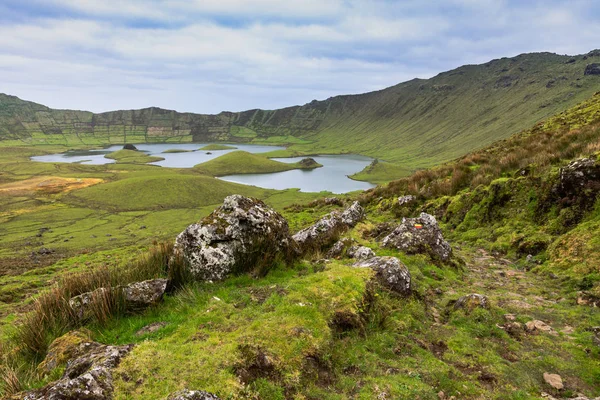 Cráter volcánico (Caldeirao) con un hermoso lago en la cima de —  Fotos de Stock