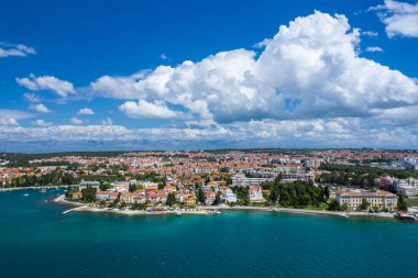Zadar şehrinin havadan görünümü. Dalmaçya bölgesinde yaz saati 