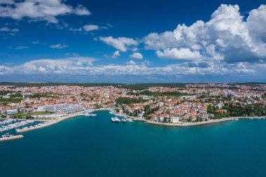 Zadar şehrinin havadan görünümü. Dalmaçya bölgesinde yaz saati 