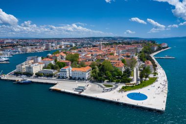 Zadar şehrinin havadan görünümü. Dalmaçya bölgesinde yaz saati 