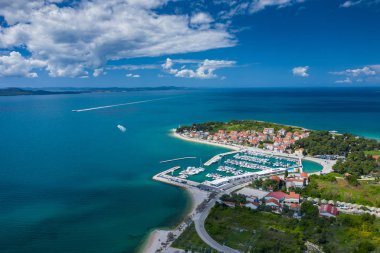 Zadar şehrinin havadan görünümü. Dalmaçya bölgesinde yaz saati 