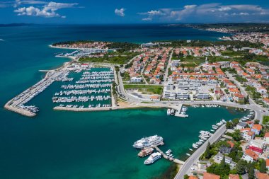 Zadar şehrinin havadan görünümü. Dalmaçya bölgesinde yaz saati 