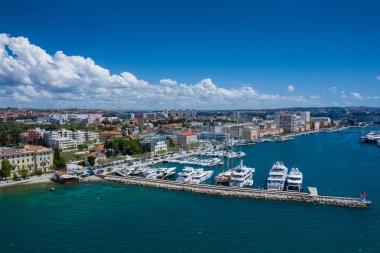 Zadar şehrinin havadan görünümü. Dalmaçya bölgesinde yaz saati 