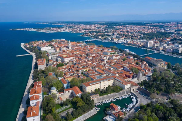 Letecký pohled na město Zadar. Letní čas v Dalmácii — Stock fotografie