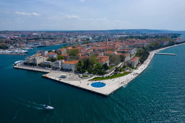 Zadar şehrinin havadan görünümü. Dalmaçya bölgesinde yaz saati 