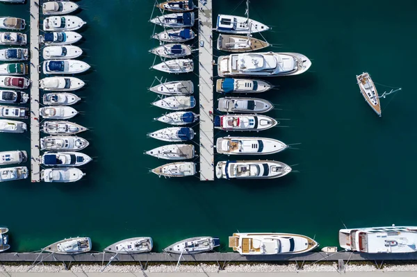 Marinada demirlemiş bir çok beyaz tekne ve yattan havadan görünüm. — Stok fotoğraf