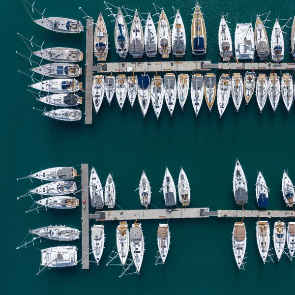 Flygfoto över en massa vita båtar och yachter förtöjda i Marina. — Stockfoto
