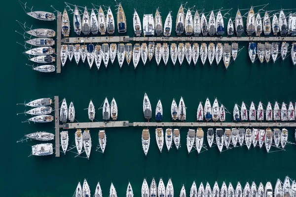 Vue aérienne de beaucoup de bateaux blancs et de yachts amarrés dans la marina . — Photo