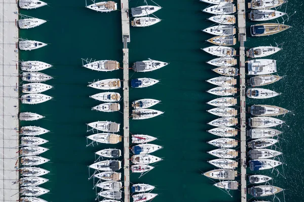 Аерофотозйомка багатьох білих човнів і яхт, причалених у яхті . — стокове фото