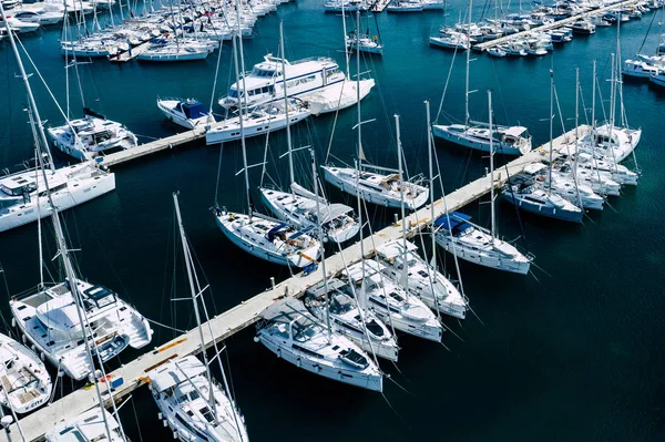 Vista aérea de muitos barcos brancos e iates ancorados na marina . — Fotografia de Stock