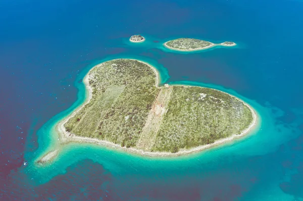 Légifelvétel a szív alakú sziget Galesnjak Zadarban archipe — Stock Fotó