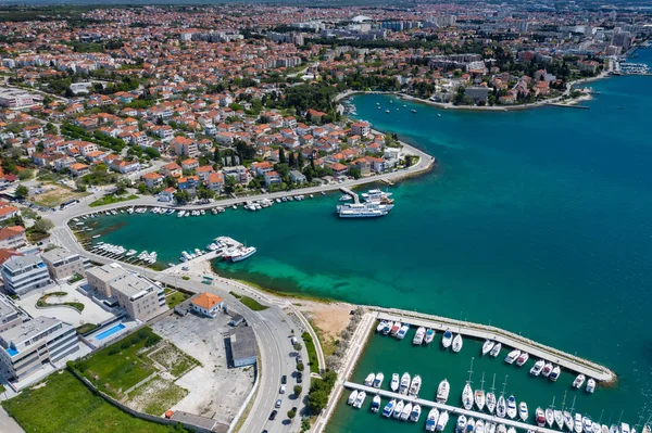 Zadar şehrinin havadan görünümü. Dalmaçya bölgesinde yaz saati 