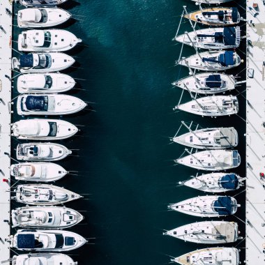 Yat Kulübü ve Marina Havadan Görünümü. Beyaz Tekneler ve Yatlar. Ph