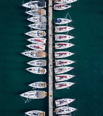Yat Kulübü ve Marina Havadan Görünümü. Beyaz Tekneler ve Yatlar. Ph