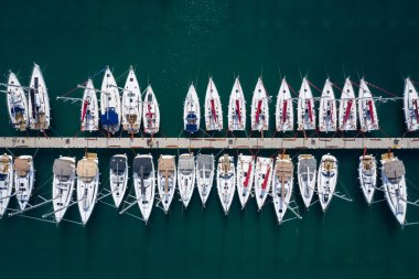 Yat Kulübü ve Marina Havadan Görünümü. Beyaz Tekneler ve Yatlar. Ph