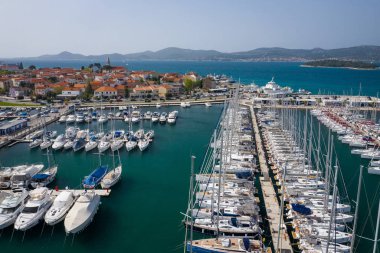 Biograd na Moru'da Yat Kulübü ve Marina'nın Havadan Görünümü. Yaz 
