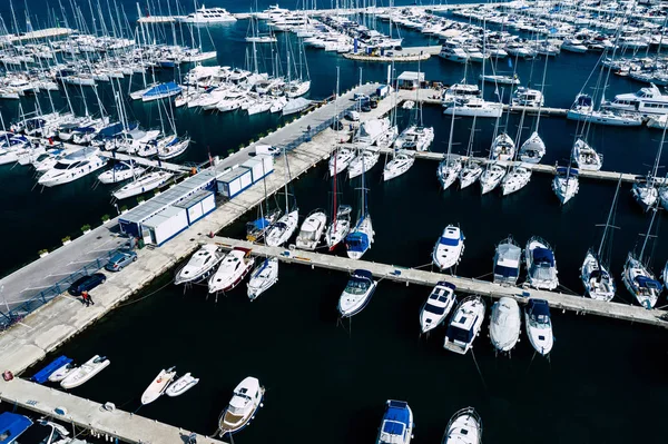 Luftaufnahme von Yachtclub und Yachthafen. weiße Boote und Yachten. ph — Stockfoto