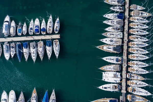 Vue Aérienne du Yacht Club et de la Marina. Bateaux blancs et yachts. Ph. — Photo