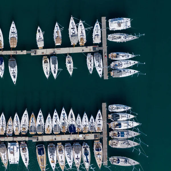 Vue Aérienne du Yacht Club et de la Marina. Bateaux blancs et yachts. Ph. — Photo