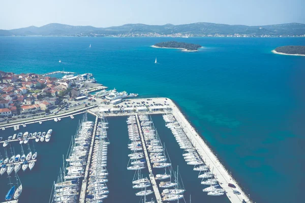 Luftaufnahme des Yachtclubs und Yachthafens in Biograd na moru. Sommer — Stockfoto