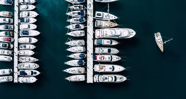 Vista aerea di Yacht Club e Marina. Barche bianche e yacht. Ph — Foto Stock