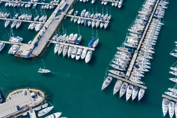 Vue Aérienne du Yacht Club et de la Marina. Bateaux blancs et yachts. Ph. — Photo