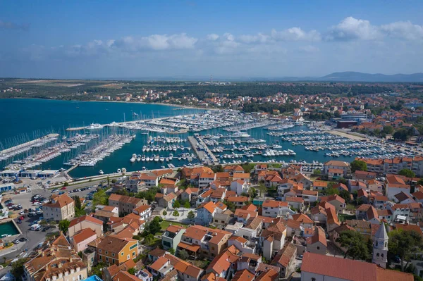 Vista aérea do Yacht Club e Marina em Biograd na Moru. Verão — Fotografia de Stock