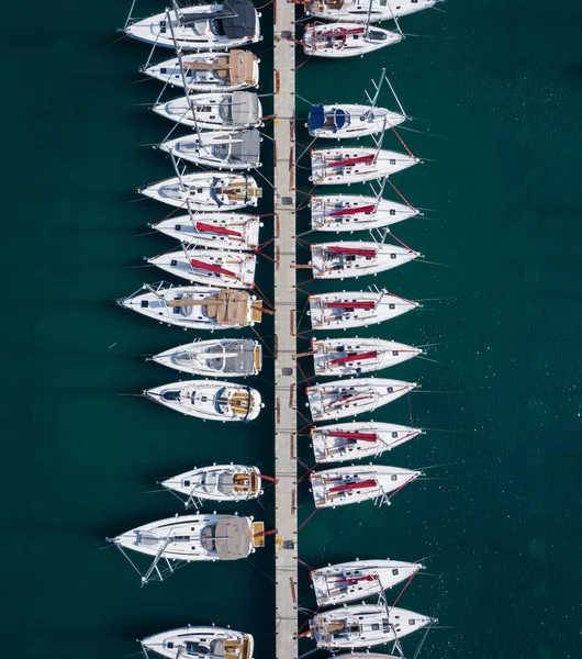 Luftaufnahme von Yachtclub und Yachthafen. weiße Boote und Yachten. ph — Stockfoto