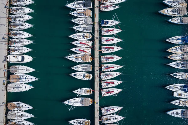 Vue Aérienne du Yacht Club et de la Marina. Bateaux blancs et yachts. Ph. — Photo