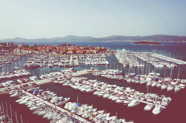 Εναέρια θέα του Yacht Club και της Μαρίνας στο Biograd na Moru. Καλοκαίρι — Φωτογραφία Αρχείου