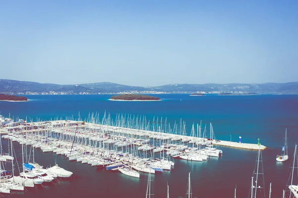 Luftaufnahme von Yachtclub und Yachthafen. weiße Boote und Yachten. ph — Stockfoto