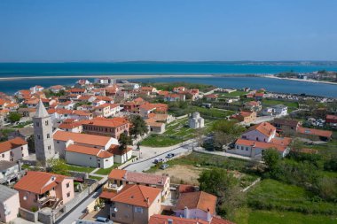 Nin şehrinin havadan görünümü. Cr Dalmaçya bölgesinde Yaz saati