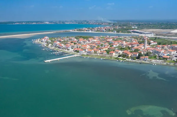 Letecký pohled na město Nin. Letní čas v Dalmácii v ČR — Stock fotografie