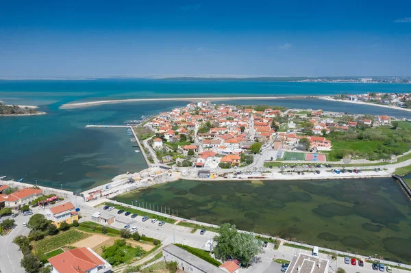 Nin şehrinin havadan görünümü. Cr Dalmaçya bölgesinde Yaz saati — Stok fotoğraf