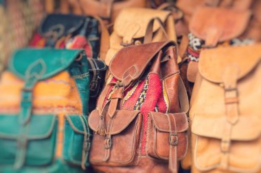 Fas'ta bir dükkanda sokakta satılık renkli hediyelik eşya.